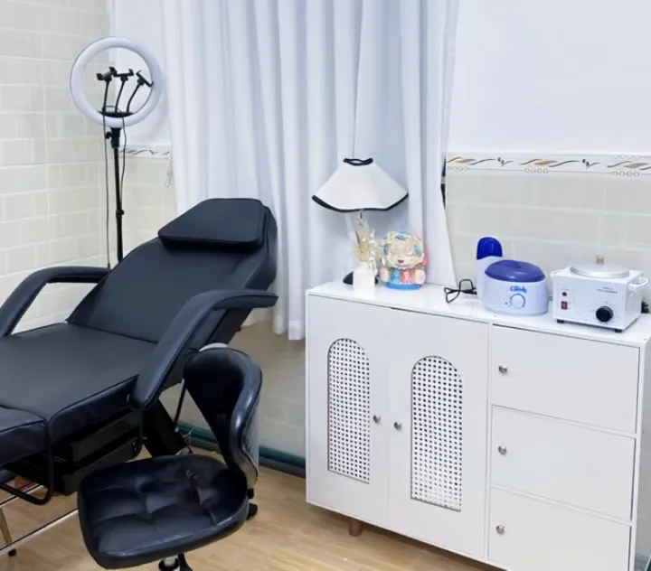 The private waxing room at the LENA Hai Chau branch: a professional treatment bed, ring light and wax heaters